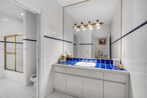 House in Miami, Florida 5 bedrooms, 338.63 sq.m. № 2024873 - photo 17
