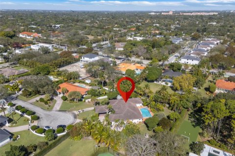 House in Miami, Florida 5 bedrooms, 338.63 sq.m. № 2024873 - photo 29