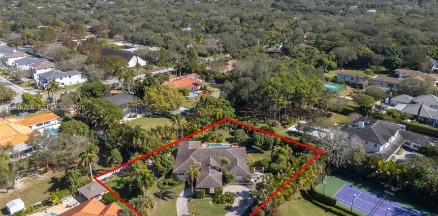 House in Miami, Florida 5 bedrooms, 338.63 sq.m. № 2024873