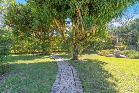 House in Miami, Florida 5 bedrooms, 338.63 sq.m. № 2024873 - photo 26