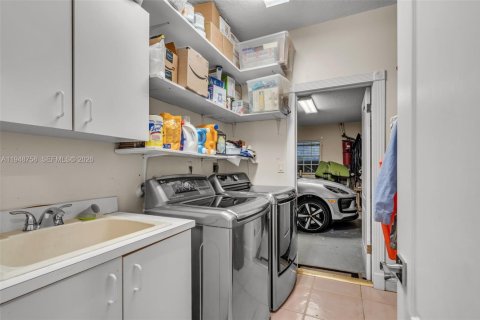 House in Miami, Florida 5 bedrooms, 338.63 sq.m. № 2024873 - photo 21