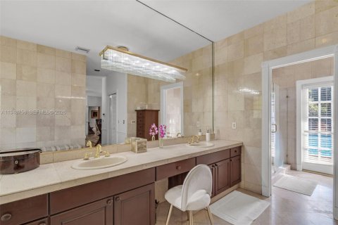 House in Miami, Florida 5 bedrooms, 338.63 sq.m. № 2024873 - photo 16