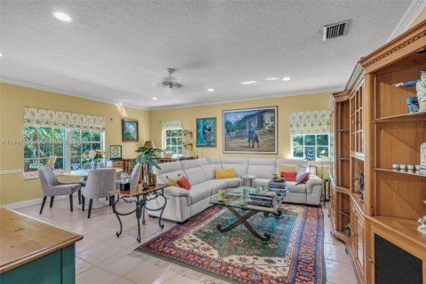 House in Miami, Florida 5 bedrooms, 338.63 sq.m. № 2024873 - photo 9