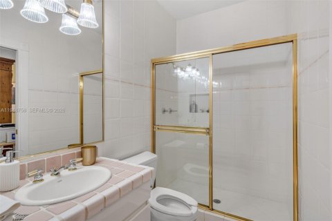 House in Miami, Florida 5 bedrooms, 338.63 sq.m. № 2024873 - photo 11