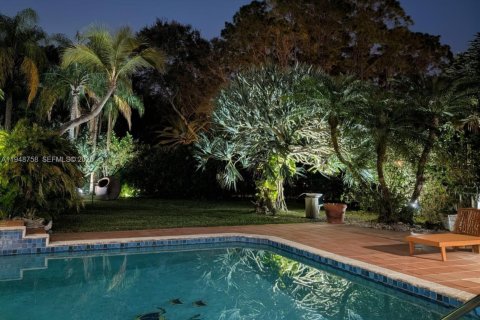 House in Miami, Florida 5 bedrooms, 338.63 sq.m. № 2024873 - photo 25