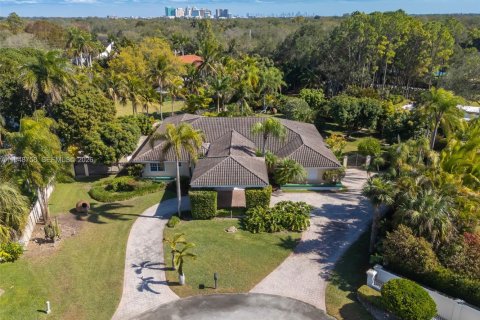 House in Miami, Florida 5 bedrooms, 338.63 sq.m. № 2024873 - photo 28