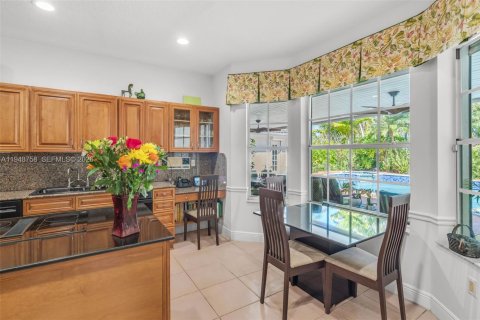 House in Miami, Florida 5 bedrooms, 338.63 sq.m. № 2024873 - photo 8