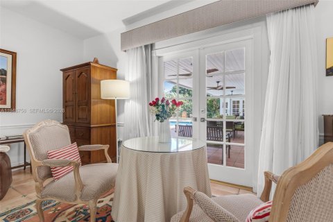 House in Miami, Florida 5 bedrooms, 338.63 sq.m. № 2024873 - photo 14