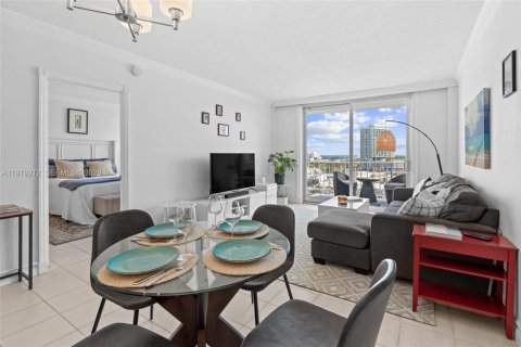 Condo in Miami Beach, Florida, 1 bedroom  № 2048636 - photo 9