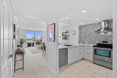 Кондоминиум с 1 спальней в Майами-Бич, Флорида № 2048636