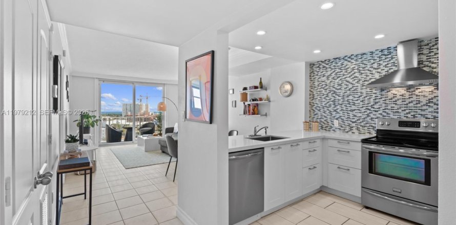 Condo in Miami Beach, Florida, 1 bedroom  № 2048636