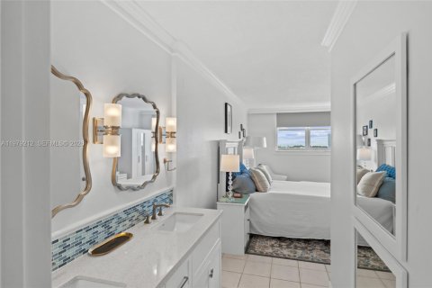 Condo in Miami Beach, Florida, 1 bedroom  № 2048636 - photo 29