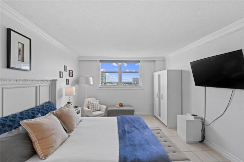 Condo in Miami Beach, Florida, 1 bedroom  № 2048636 - photo 24