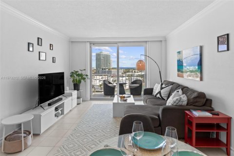 Condo in Miami Beach, Florida, 1 bedroom  № 2048636 - photo 2