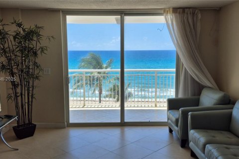 Condo in Hillsboro Beach, Florida, 2 bedrooms  № 1833969 - photo 1
