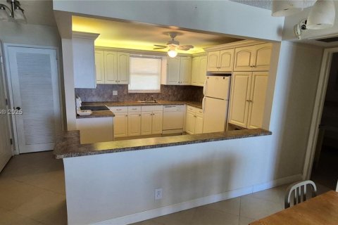 Condo in Hillsboro Beach, Florida, 2 bedrooms  № 1833969 - photo 9