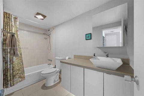 Condo in Miami, Florida, 1 bedroom  № 2002795 - photo 8