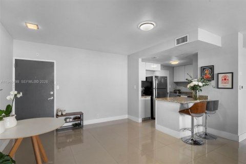 Condo in Miami, Florida, 1 bedroom  № 2002795 - photo 4