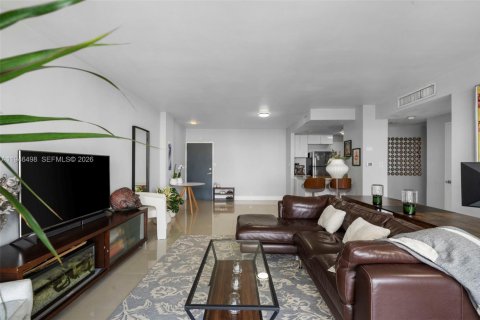 Condo in Miami, Florida, 1 bedroom  № 2002795 - photo 3