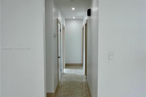 House in Miami, Florida 3 bedrooms, 137.5 sq.m. № 2087263 - photo 10