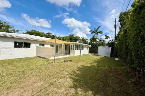 House in Miami, Florida 3 bedrooms, 137.5 sq.m. № 2087263 - photo 30