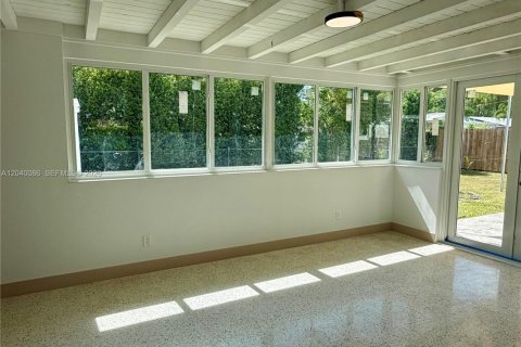 House in Miami, Florida 3 bedrooms, 137.5 sq.m. № 2087263 - photo 7