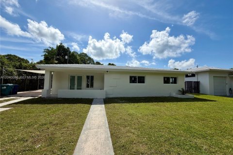 House in Miami, Florida 3 bedrooms, 137.5 sq.m. № 2087263 - photo 2