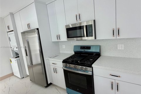 House in Miami, Florida 3 bedrooms, 137.5 sq.m. № 2087263 - photo 19