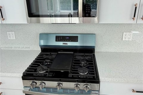 House in Miami, Florida 3 bedrooms, 137.5 sq.m. № 2087263 - photo 13