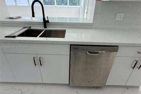 House in Miami, Florida 3 bedrooms, 137.5 sq.m. № 2087263 - photo 14