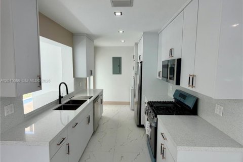House in Miami, Florida 3 bedrooms, 137.5 sq.m. № 2087263 - photo 12