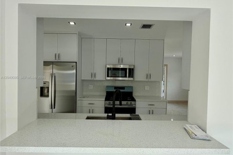 House in Miami, Florida 3 bedrooms, 137.5 sq.m. № 2087263 - photo 20