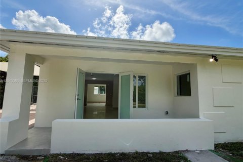 House in Miami, Florida 3 bedrooms, 137.5 sq.m. № 2087263 - photo 3