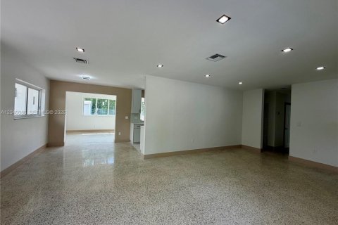 House in Miami, Florida 3 bedrooms, 137.5 sq.m. № 2087263 - photo 4