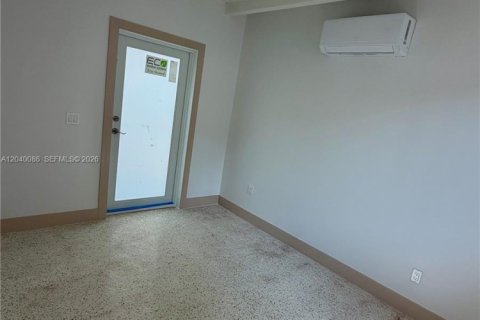 House in Miami, Florida 3 bedrooms, 137.5 sq.m. № 2087263 - photo 26