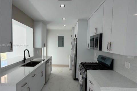 House in Miami, Florida 3 bedrooms, 137.5 sq.m. № 2087263 - photo 11