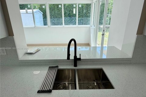 House in Miami, Florida 3 bedrooms, 137.5 sq.m. № 2087263 - photo 16
