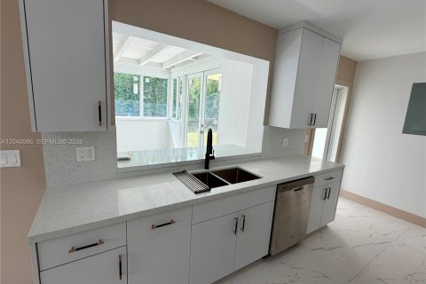 House in Miami, Florida 3 bedrooms, 137.5 sq.m. № 2087263 - photo 21