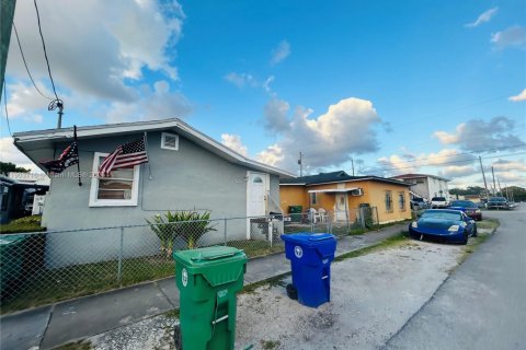 Propiedad comercial en venta en Miami, Florida, 171.59 m2 № 1954772 - foto 1