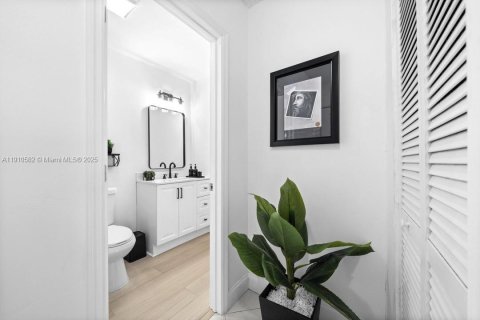 Condo in Tamarac, Florida, 2 bedrooms  № 1966671 - photo 28