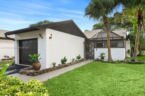 Condo in Tamarac, Florida, 2 bedrooms  № 1966671 - photo 3