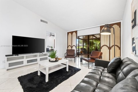 Condo in Tamarac, Florida, 2 bedrooms  № 1966671 - photo 12