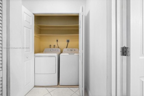 Condo in Tamarac, Florida, 2 bedrooms  № 1966671 - photo 29