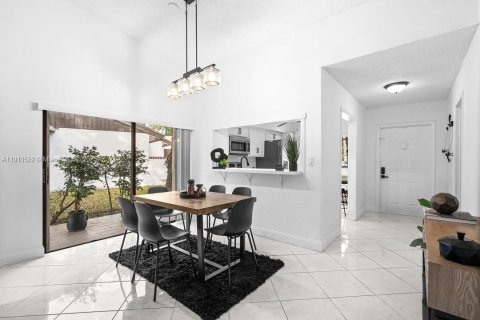 Condo in Tamarac, Florida, 2 bedrooms  № 1966671 - photo 11