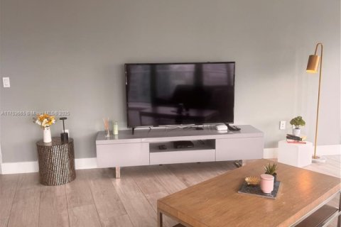 Condo in Miami, Florida, 2 bedrooms  № 2022405 - photo 5