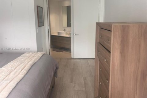 Condo in Miami, Florida, 2 bedrooms  № 2022405 - photo 11