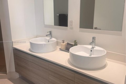 Condo in Miami, Florida, 2 bedrooms  № 2022405 - photo 14