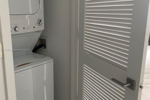 Condo in Miami, Florida, 2 bedrooms  № 2022405 - photo 12