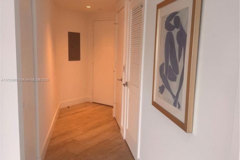 Condo in Miami, Florida, 2 bedrooms  № 2022405 - photo 13