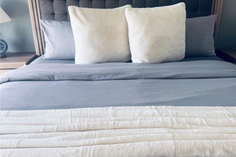 Condo in Miami, Florida, 2 bedrooms  № 2022405 - photo 9